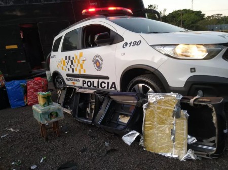 Fiscalização apreende mais de 10kg de pasta base de cocaína, quase 200kg de folhas de coca e produtos sem nota fiscal