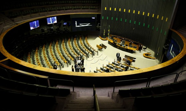 Deputados tm at hoje para trocar de partido sem perder mandato