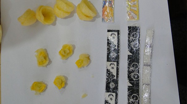 Preso recebe drogas em pacotes de salgadinho e coladas em pginas de bblia e caderno em Paraguau