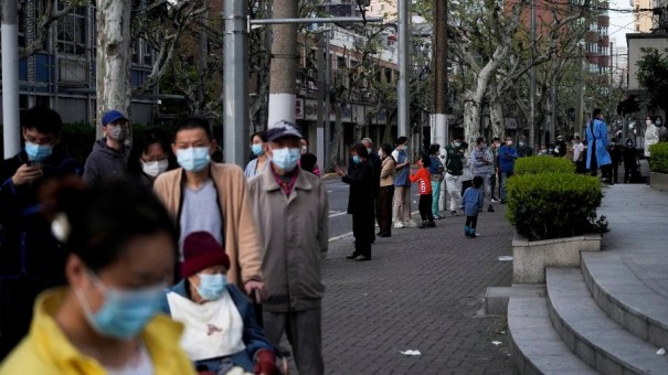 Xangai adota lockdown rgido por causa da Covid, e 25 milhes de pessoas so mantidas em casa