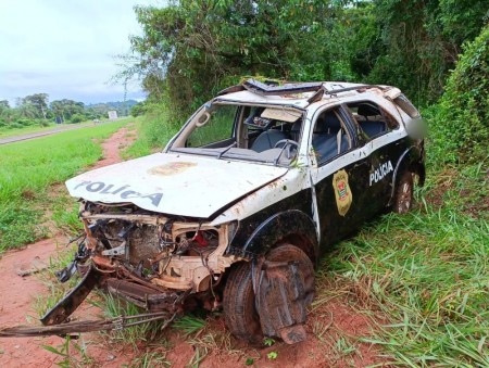 Viatura da Polícia Civil capota na Rodovia Arlindo Béttio