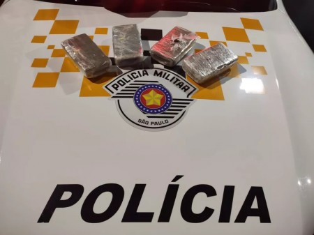 Passageira apresenta nervosismo em abordagem policial e acaba presa por tráfico de drogas