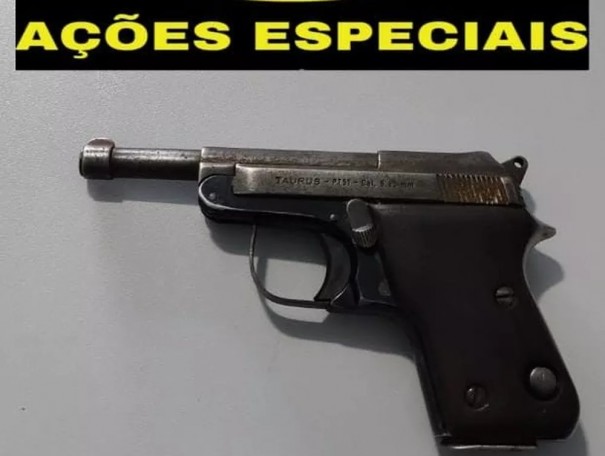 Pistola de calibre 635  apreendida pela Polcia Militar aps denncia, em Indiana