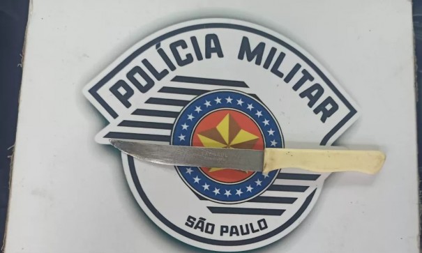 Com faca, rapaz ameaa a me e a irm, de 5 anos, mas acaba preso pela Polcia Militar