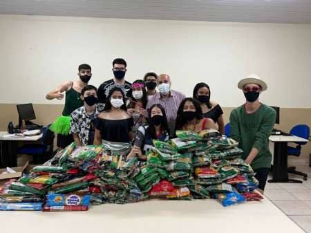 Alunos da Etec Amim Jundi realizam trote solidário e arrecadam mantimentos para entidades