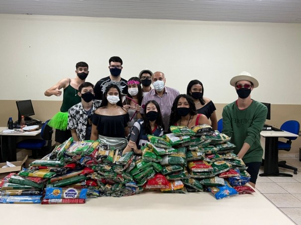 Alunos da Etec Amim Jundi realizam trote solidrio e arrecadam mantimentos para entidades