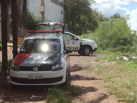 Dupla fere rosto de vítima com faca durante roubo e acaba presa pela Polícia Militar