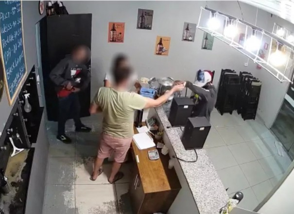 Dupla armada rouba mais de R$ 1 mil e celulares de vtimas em choperia de Panorama