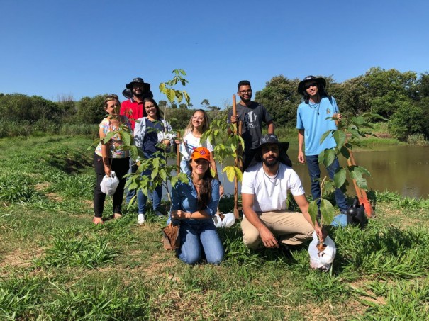 Secretaria de Agricultura e Meio Ambiente realiza plantio de rvores em torno do Ribeiro Negrinha