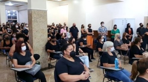 Professores de Tup fazem manifestao por reajuste de 33% em salrios