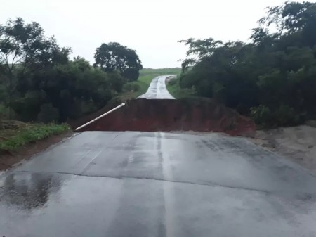 Chuva intensa provoca estragos em Quatá; pontes estão interditadas
