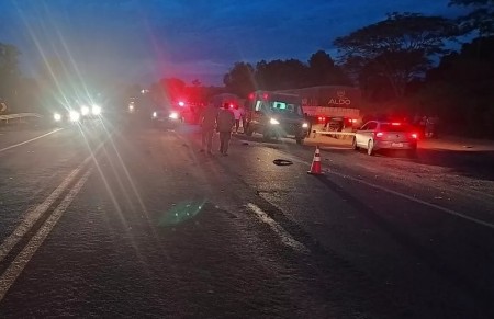 Batida frontal entre motocicleta e caminhonete mata rapaz em Taciba