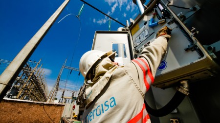 Rompimento de cabo da rede elétrica por uma ave foi a causa do corte de energia em alguns bairros de Osvaldo Cruz