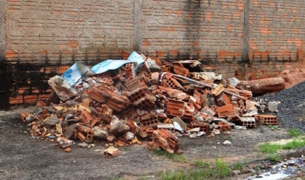 Prefeitura de OC orienta como evitar problemas com descarte irregular de restos de construo