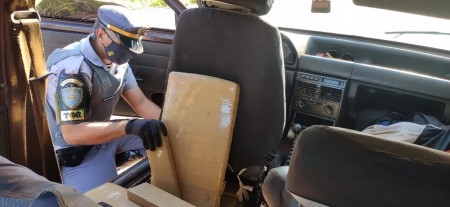 Fiscalização da Polícia Militar Rodoviária apreende carro com carga de maconha em Pirapozinho