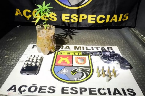 Um dia aps sair de penitenciria, homem  preso com droga e arma em Alfredo Marcondes