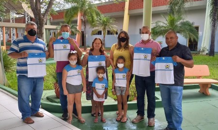 Secretaria de Educação de Sagres realiza entrega de uniformes a alunos da Escola Municipal Atílio Sani