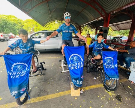 'Pedal contra a fome' arrecada 120 cestas básicas em frente a supermercado de Tupã