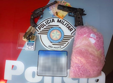 Homem acaba preso em flagrante em Regente Feijó após usar túmulos em cemitério para esconder arma, drogas e munições