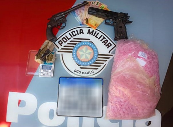 Homem acaba preso em flagrante em Regente Feij aps usar tmulos em cemitrio para esconder arma, drogas e munies