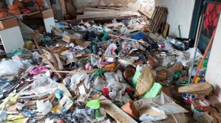 Mais de 20 caminhões de lixo e objetos sem uso são retirados de casa de acumulador em Tupã