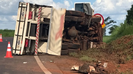 De novo: caminhão tomba no trevo SP-294 x Lagoa Seca