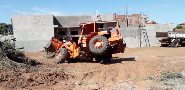 Operador de p carregadeira fica ferido aps maquinrio tombar em buraco