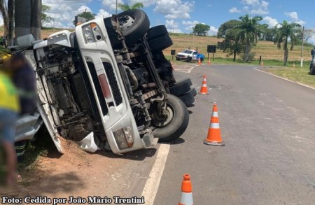 Carreta com carga de cerveja tomba no trevo de Herculândia na SP-294