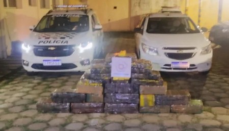 Homem é preso em flagrante por tráfico de drogas ao transportar mais de 300 kg de maconha em carro roubado, em Pirapozinho