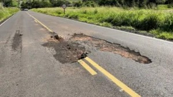 LUC�LIA: Rec�m-recapeada, vicinal do Salto Botelho tem dezenas de pontos cr�ticos e crateras