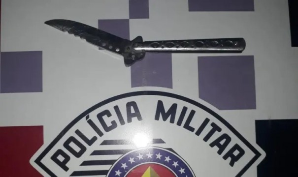 Irm�os s�o presos em flagrante suspeitos de ferir homem com golpe de canivete na barriga