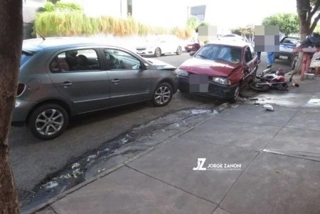 Idoso perde controle de direção e bate em carro e moto estacionados