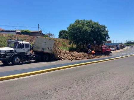 Caminhão carregado com toras de madeira de eucalipto tomba na Rua Alvino Gomes Teixeira, em Presidente Prudente
