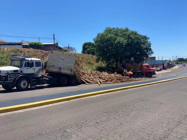 Caminh�o carregado com toras de madeira de eucalipto tomba na Rua Alvino Gomes Teixeira, em Presidente Prudente