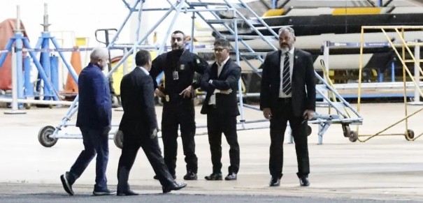 De volta a Braslia, Lula prioriza PEC da Transio e definio de futura equipe