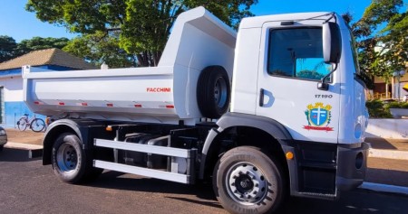 Salmourão: Prefeitura recebe caminhão basculante para reforçar a frota municipal