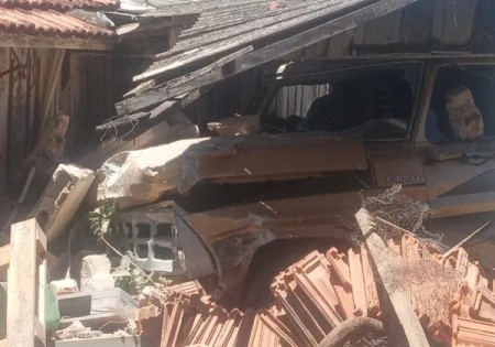 Caminhão perde controle e invade casa no Jardim Brasília, em Presidente Prudente