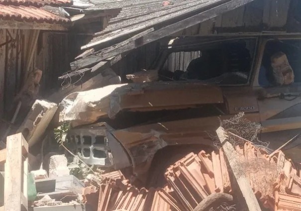 Caminh�o perde controle e invade casa no Jardim Bras�lia, em Presidente Prudente
