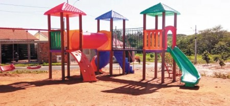 Salmourão: Conjunto habitacional recebe instalação de parquinho infantil