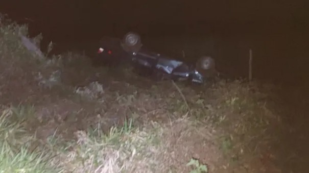 Passageiro fica gravemente ferido ap�s carro capotar na Rodovia Ol�mpio Ferreira da Silva, em Mirante do Paranapanema