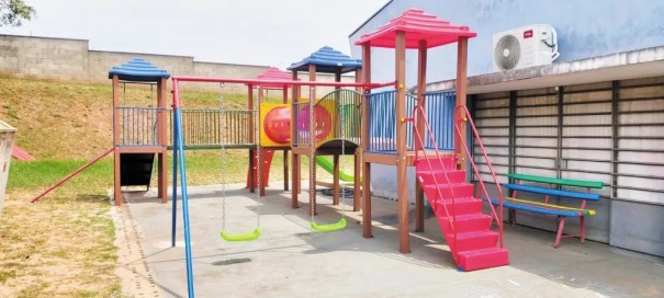 PARAPU: Prefeitura inicia instalao de novos playgrounds em escolas municipais e parques