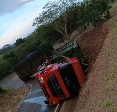 Bitrem canavieira tomba em alça de acesso à SP-294