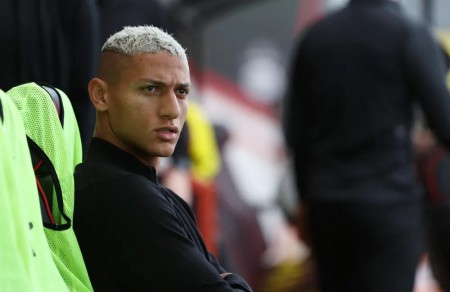 Richarlison volta aos treinos no Tottenham a 16 dias da estreia do Brasil na Copa do Mundo