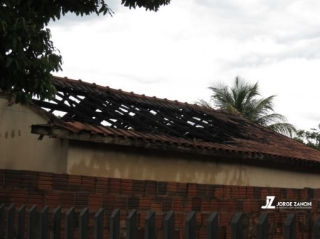 Incêndio destrói residência no Jardim Santa Clara em Dracena