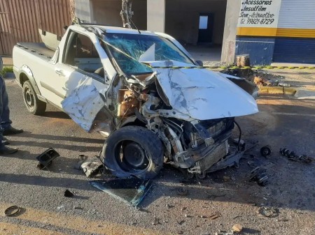 Homem fica ferido e carro destruído após acidente em avenida em Lucélia