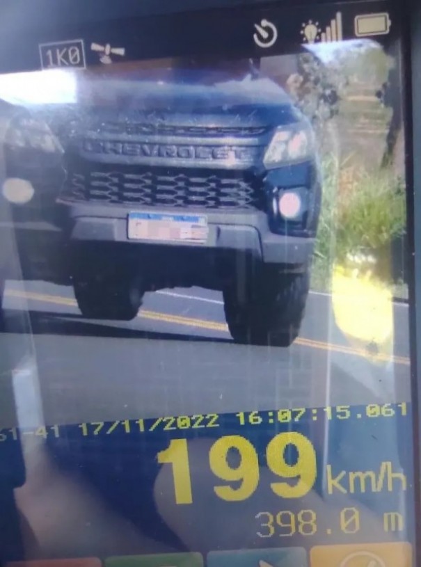 Carro � flagrado a quase 200 km/h durante fiscaliza��o na SP-294