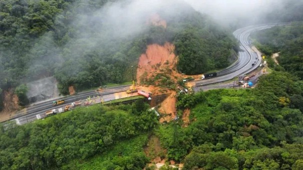 Chuva n�o d� tr�gua e dificulta resgate na BR-376; estrada pode desabar, diz Defesa Civil