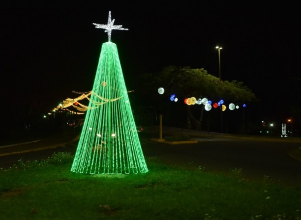 Adamantina est iluminada com as luzes de Natal