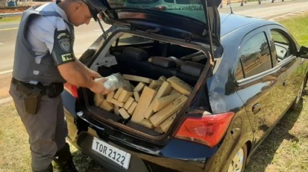 Pol�cia encontra tabletes de maconha dentro de porta-malas de carro em Mar�lia