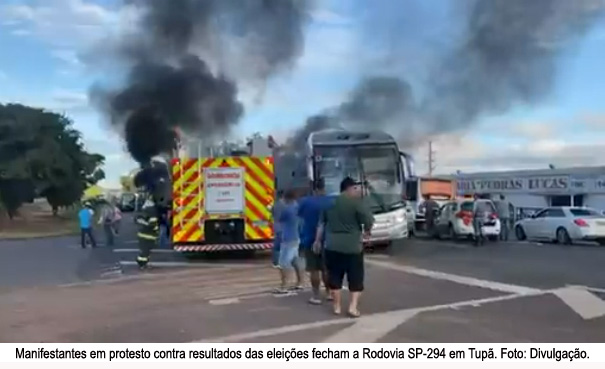 Manifestantes em protesto contra resultados das elei��es fecham a Rodovia SP-294 em Tup�